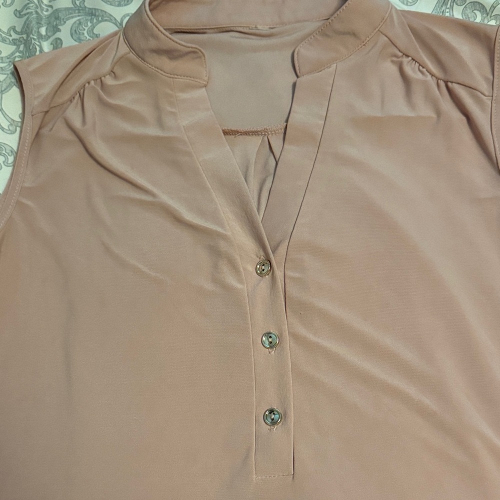 Elegant Sleeveless Blouse in Soft Pink - Picture 2 of 3